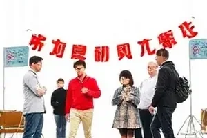 走神的下午中的窗边书桌与茶杯
